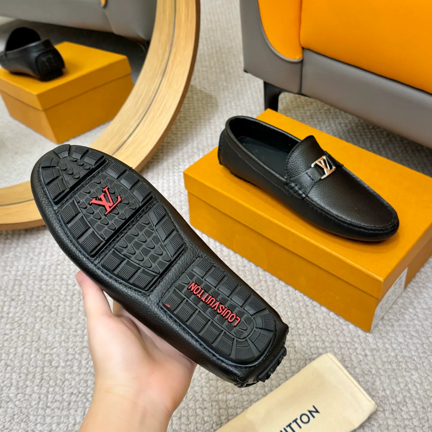 Men's men's shoes 💰420 (Yangli) LV 2⃣️0⃣️2⃣️5️⃣Spring and summer counter GLORIA series models ✈️Original factory special leather production, original last type. A classic driving slip-on casual shoe that shows an elegant style with exquisite craftsmanship details such as Monogram embossing all over the upper🌀Italian imported calfskin fabric Sheepskin foot pads➕Inside～Private mold replica sole Unique style Comfortable driving slip-on Size: 4-12 (38-46) Comes with [Counter packaging: original box, wrapping paper, card, instruction manual, shoehorn, cloth bag] No pressure to enter and leave the counter!